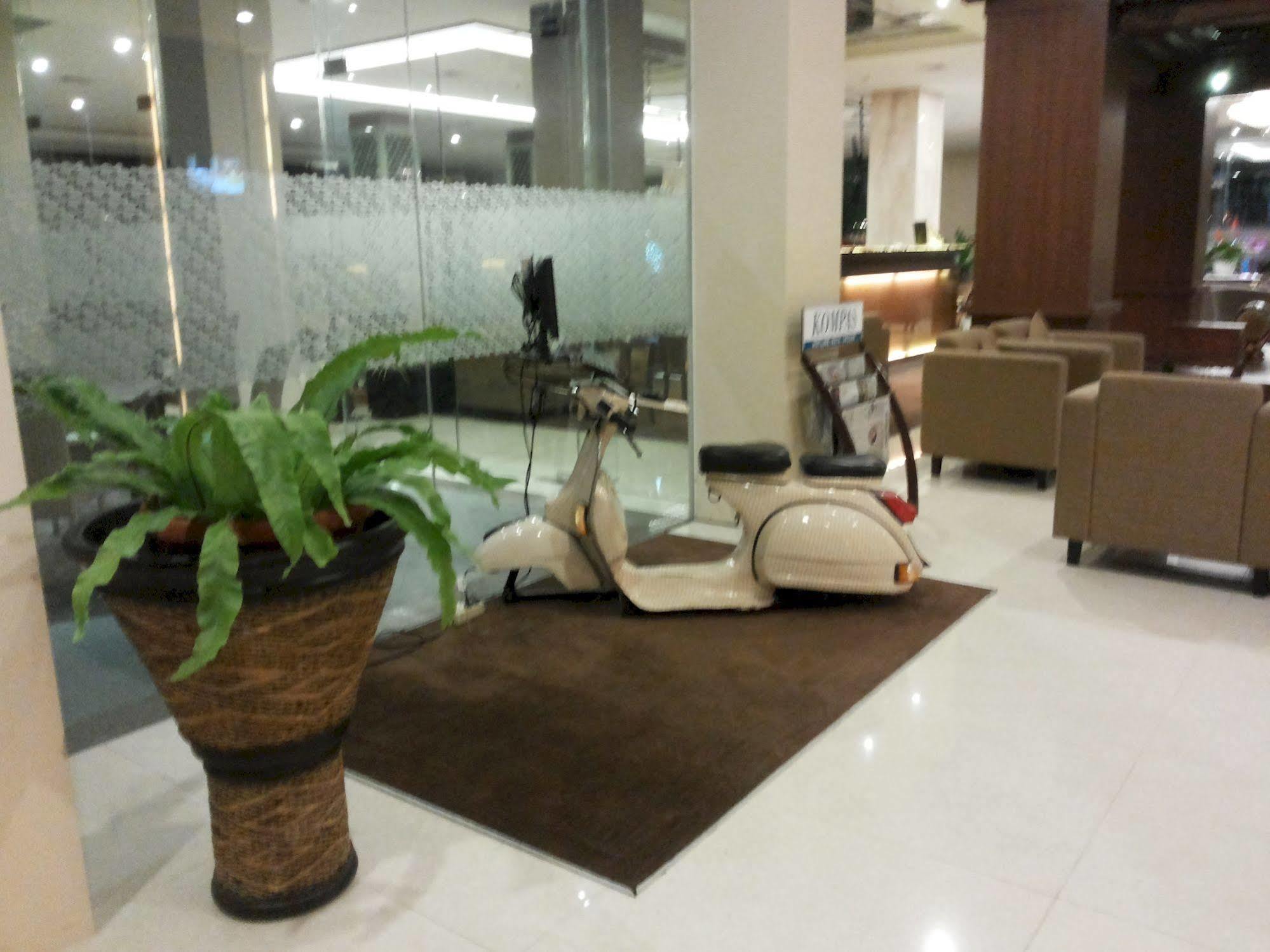 Riss Hotel Malioboro Джокьякарта Экстерьер фото